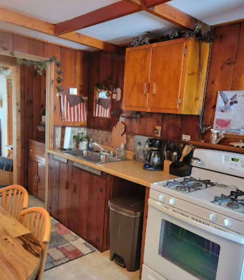 Pines of Paradise (Lake View Motor Court) - From Web Listing (newer photo)